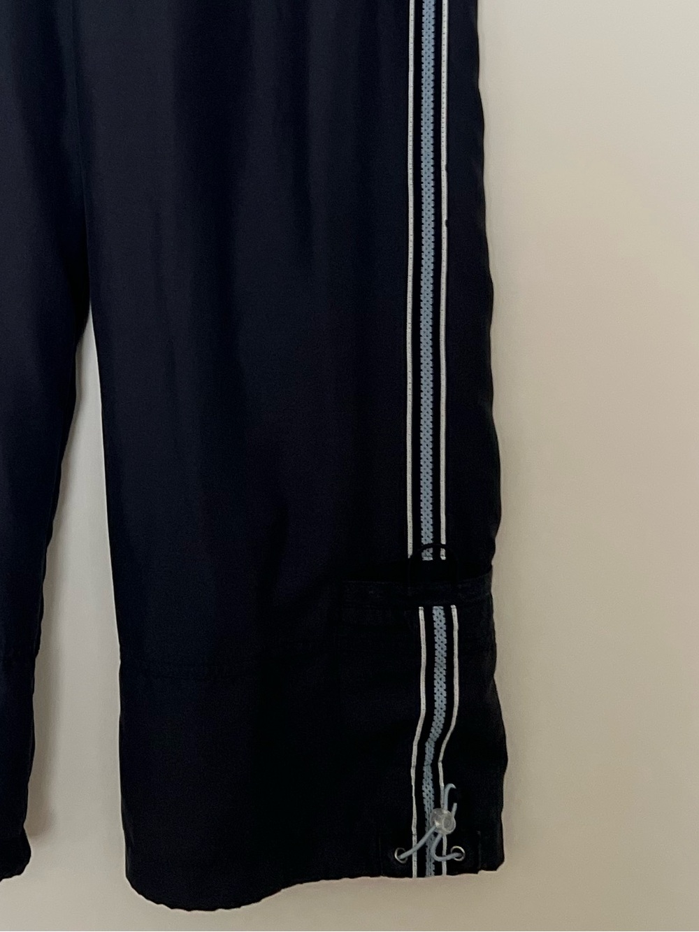 FUDA women’s XL Dark Gray Capri Psnts with side stripe decorative bottom - Picture 4 of 5